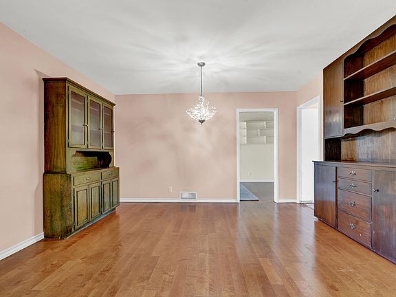 3rd image of 4150 Larchmont Dr