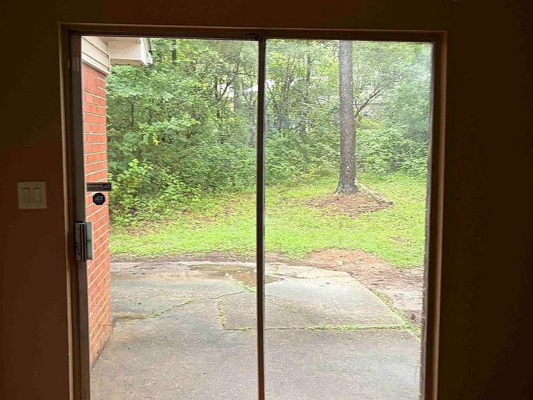 1902 Lyle Dr — Photo 4