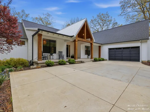8266 Squires St NE, Rockford, MI 49341
