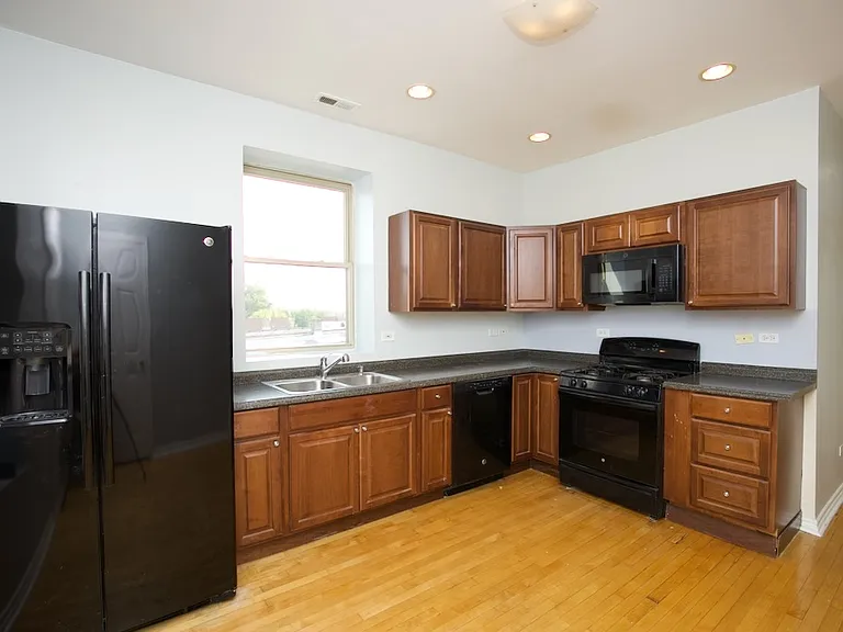2537 N Kildare Ave #M06R — Photo 2