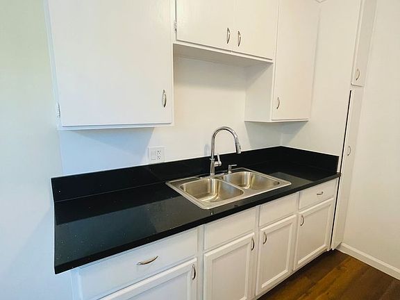 4th image of 7548 Lexington Ave #10
