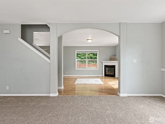 4th image of 908 Daffodil Avenue NE