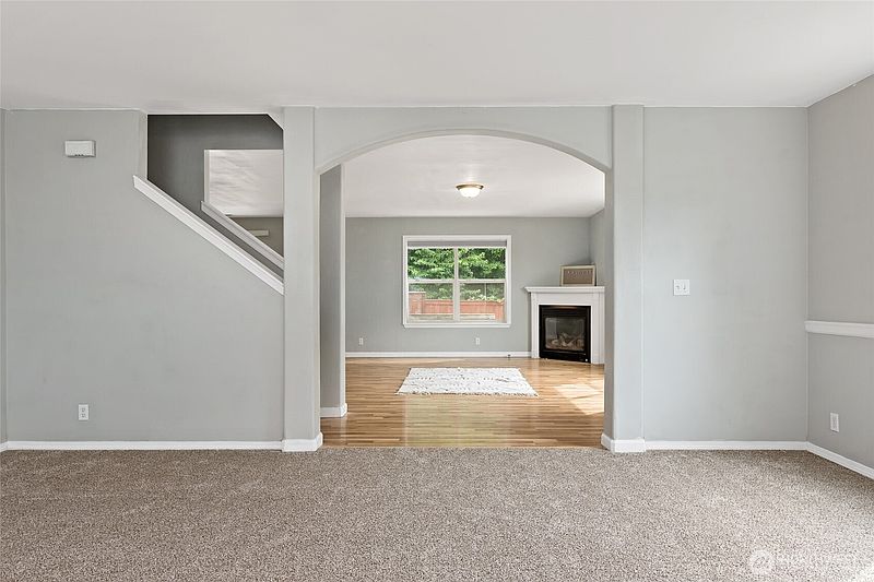4th image of 908 Daffodil Avenue NE
