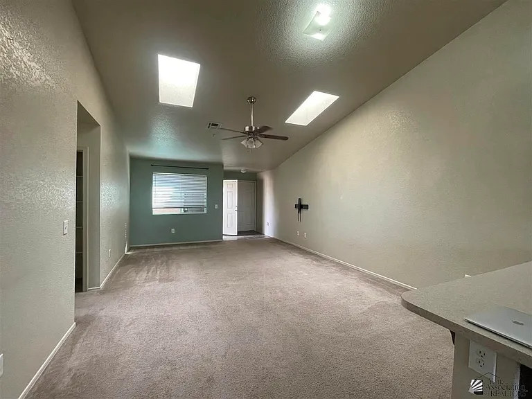 9027 E 31st Ln — Photo 6