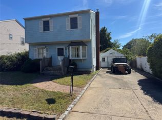 260 17th St, West Babylon, NY 11704