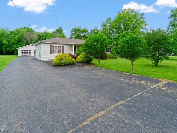 6788 Poland Center Dr, Youngstown, OH 44514