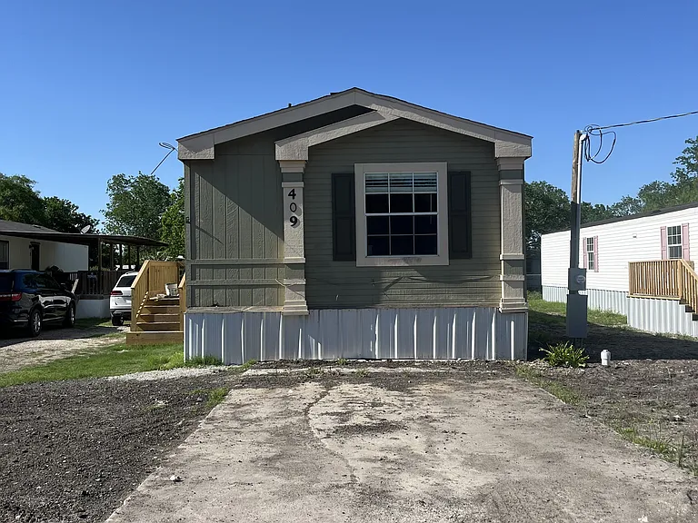 409 E Main St — Photo 4