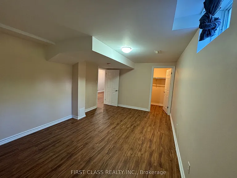 3162 Caulfield Cres #BASEMEN — Photo 11