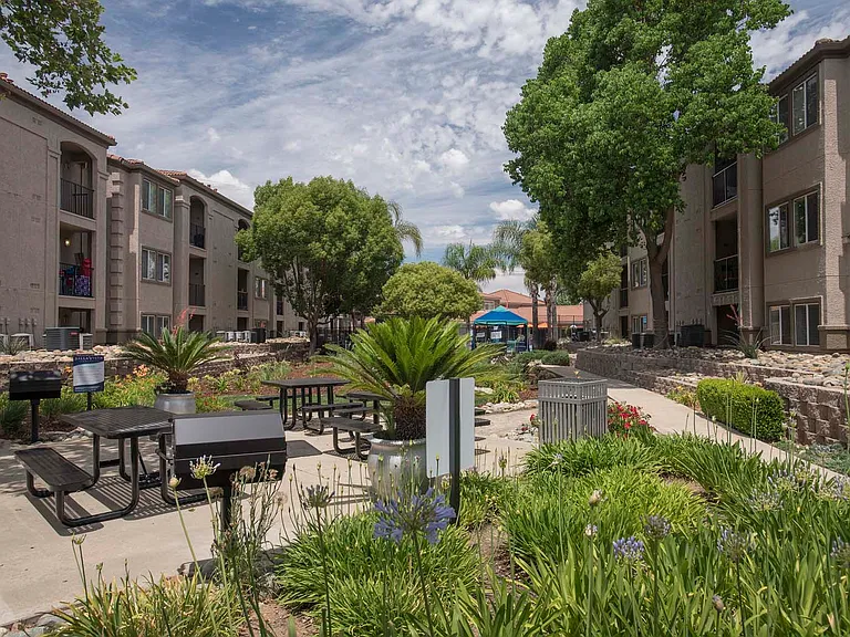 Bella Vista Apartments — Photo 18