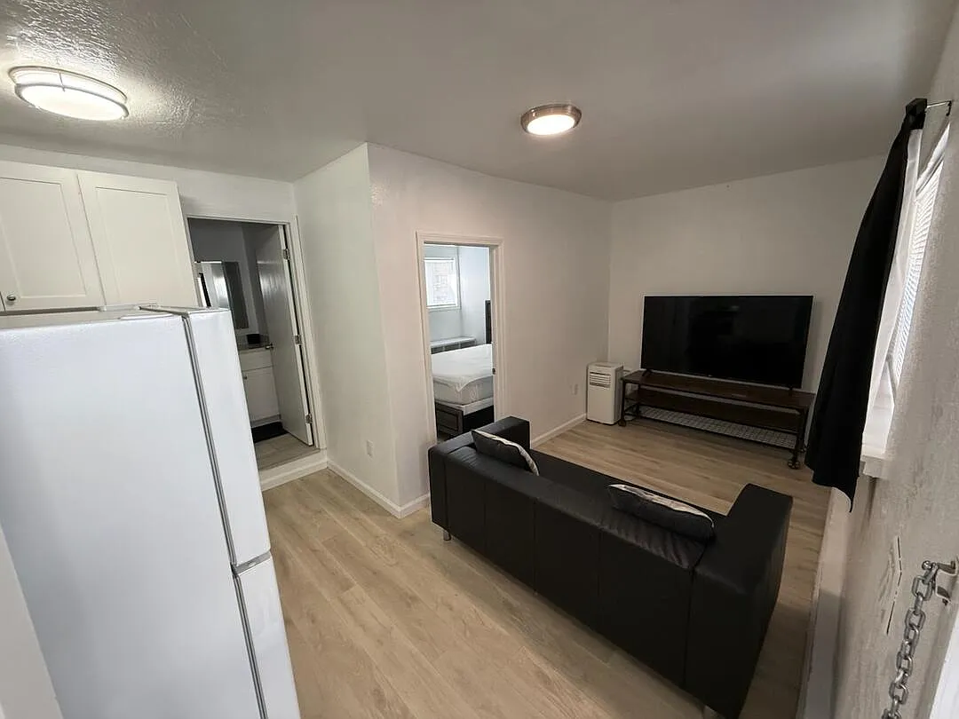 Building Photo - 456 Linnell Ave #B