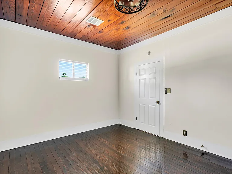 204 Kerry Rd — Photo 16