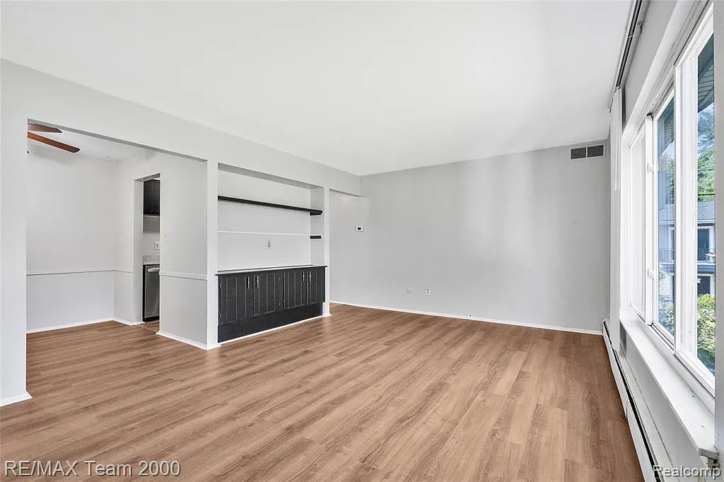 1 bed, 1.0 bath, 800 sqft, $975 — Photo 3