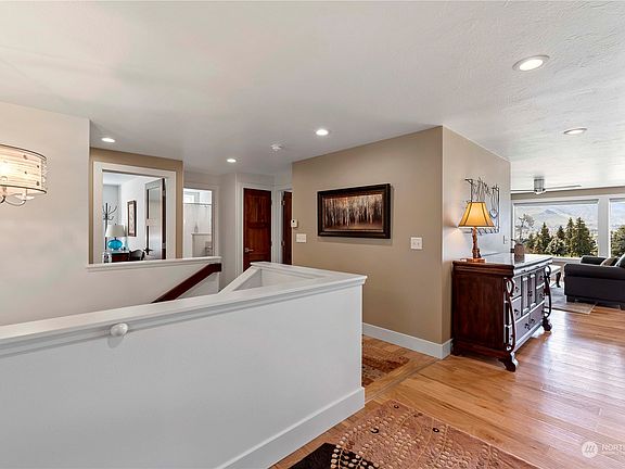 5th image of 1716 Country Club Drive