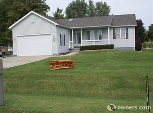 27100 Maple Dr, Sterling, IL 61081