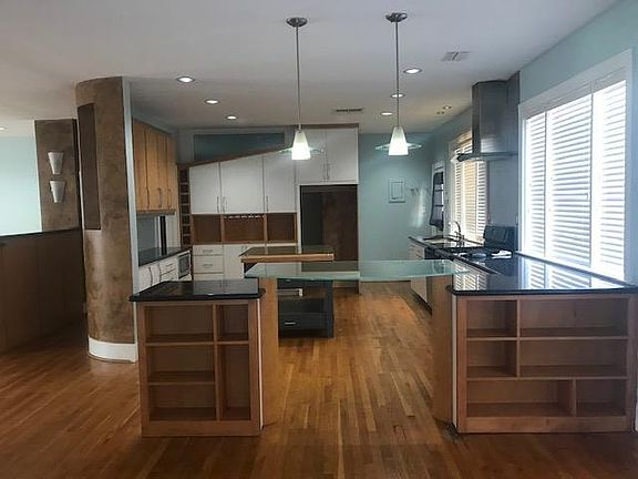 3rd image of 875 W Lucas Dr