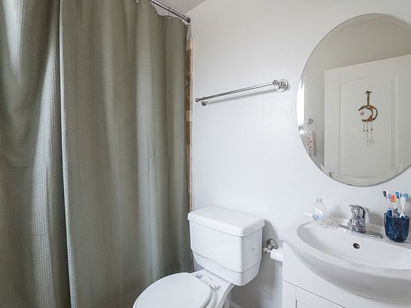 5th image of 2036 W Touhy Ave #1