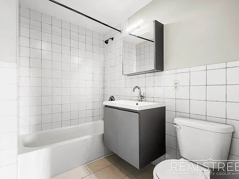 21 Bogart St #1R — Photo 4