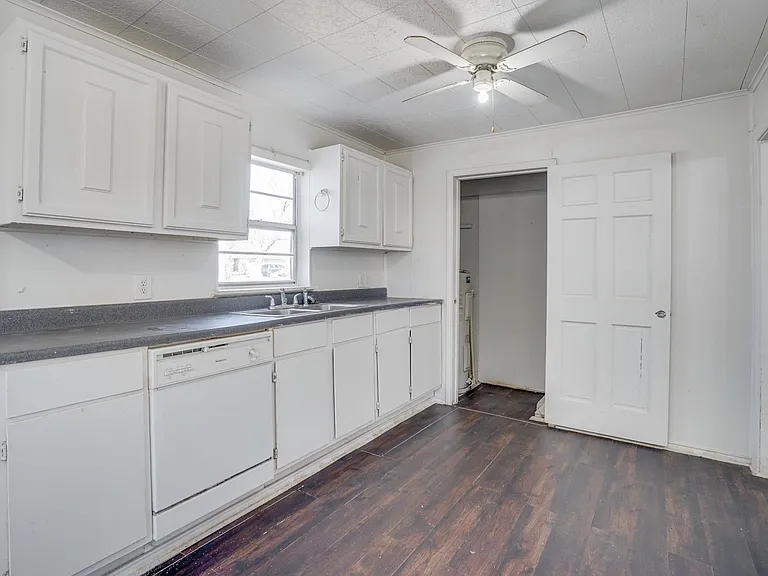 901 N Howeth St — Photo 11
