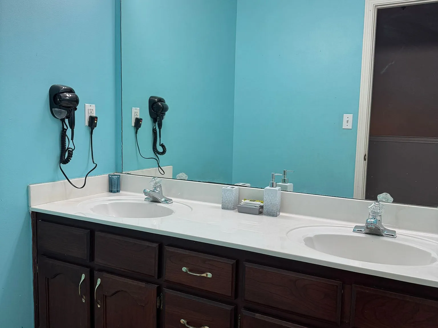 4 bed, 2.5 bath, 2315 sqft, $8,995 — Photo 3