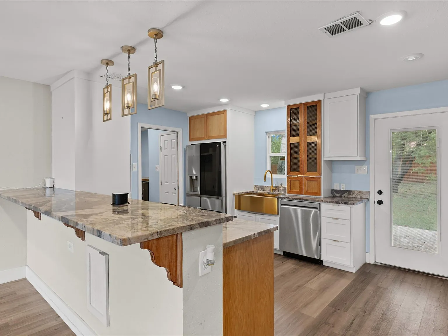 4 bed, 2.0 bath, 1250 sqft, $3,150 — Photo 3