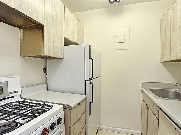 3rd image of 225 E 57th St APT 8Q
