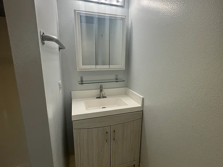 3700 Lakeshore Blvd #B — Photo 6