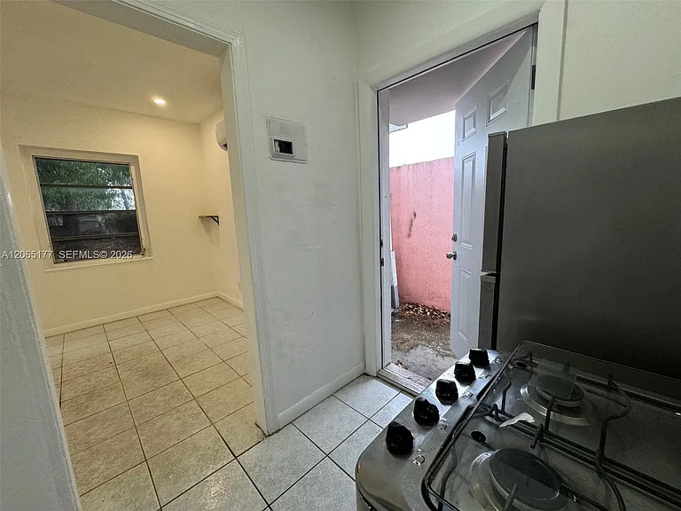 2380 NW Flagler Ter #R — Photo 10