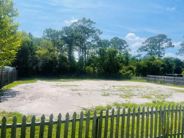 807 NE 3rd St, Carrabelle, FL 32322