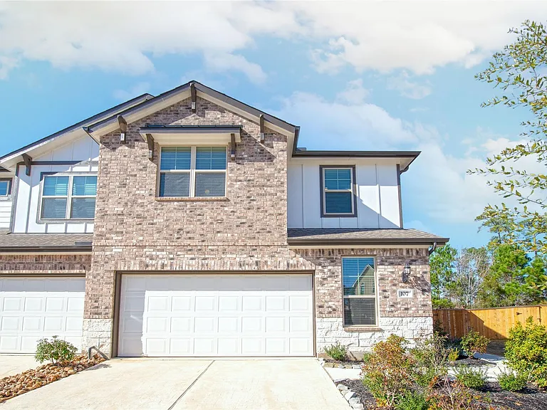 107 Silver Sky Ct — Photo 1