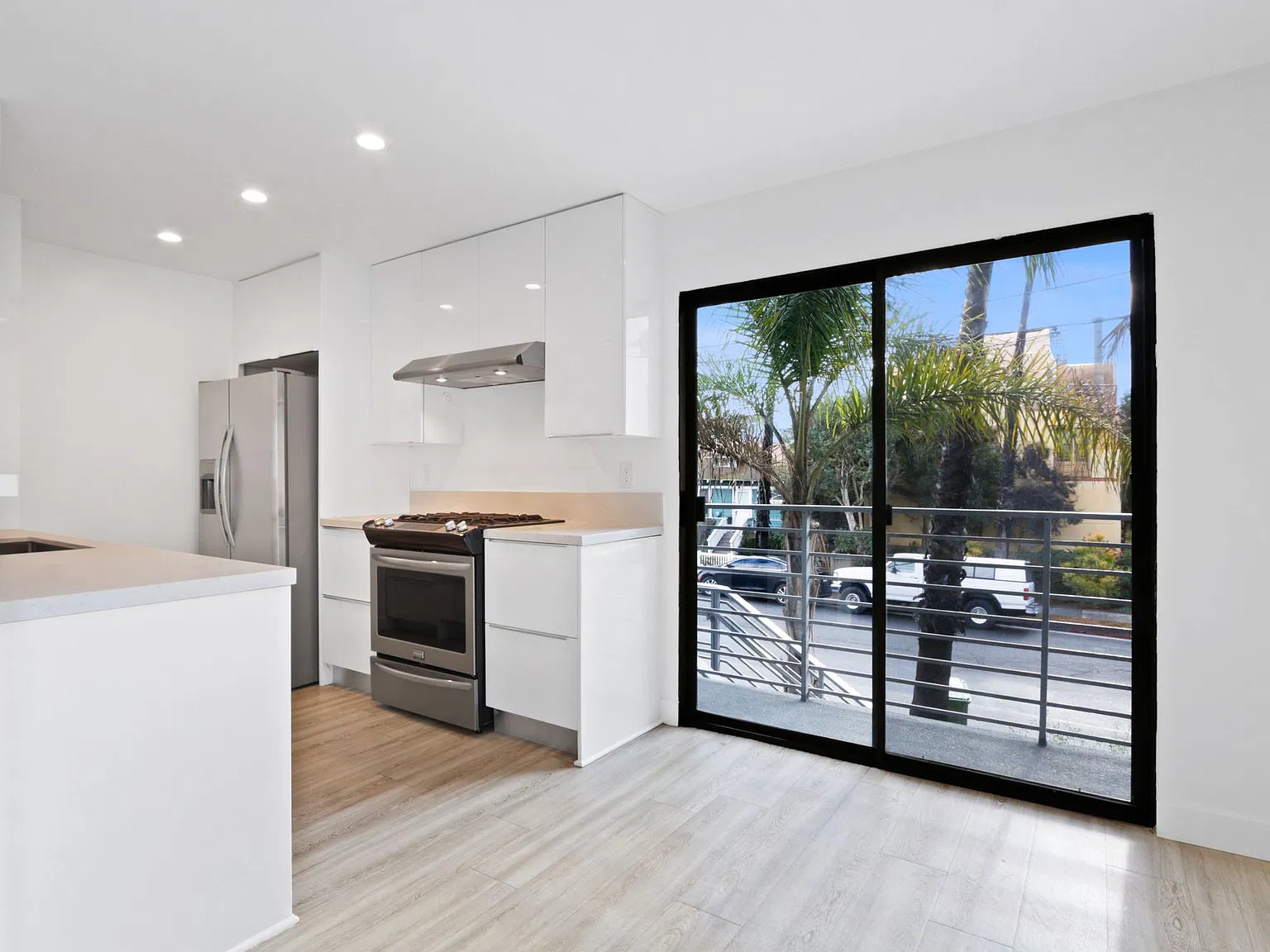 117 Pacific St. in Sant Monica - 1 block to the beach and Main St! — Photo 1