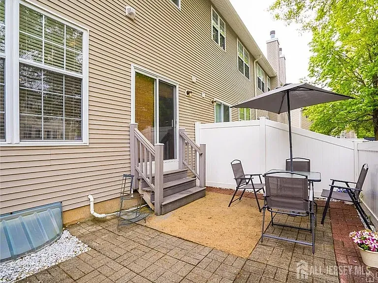 704 Dahlia Cir — Photo 28