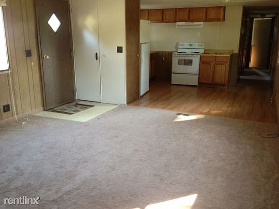LR toward kitchen/dining area