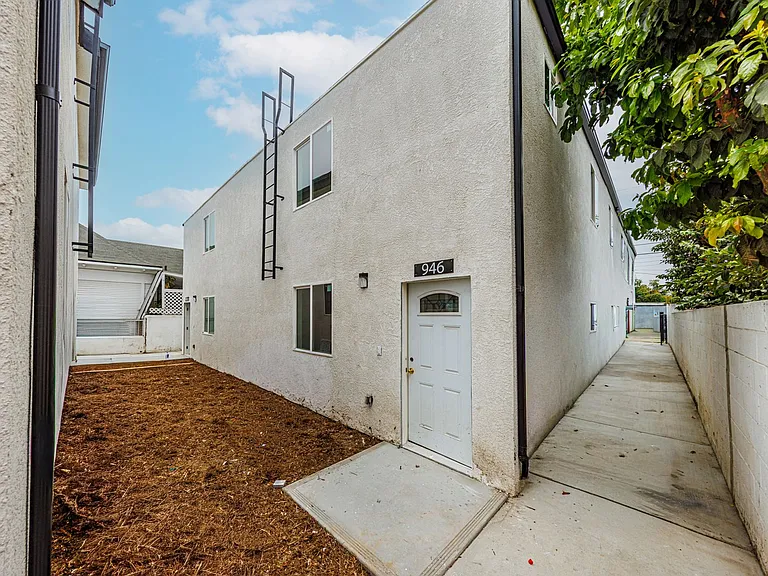 946 E 21st St. — Photo 41