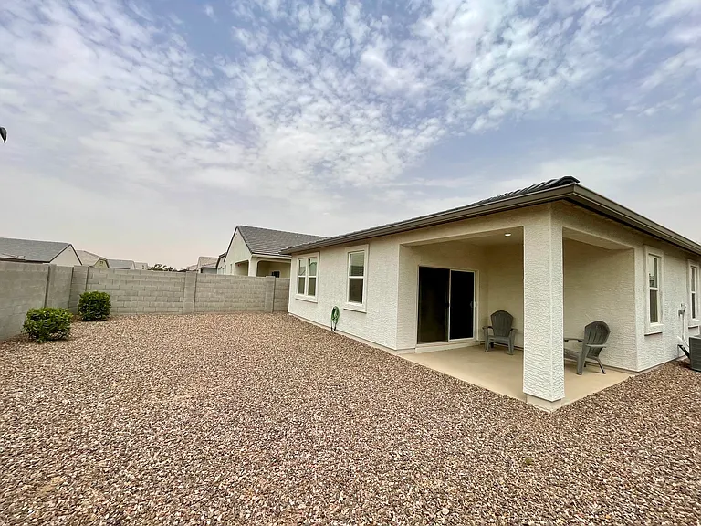 18563 W Desert Hollow Dr — Photo 29