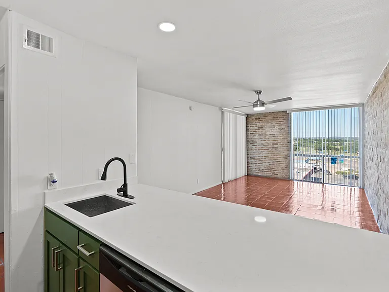 Four Oaks Apartments — Photo 17