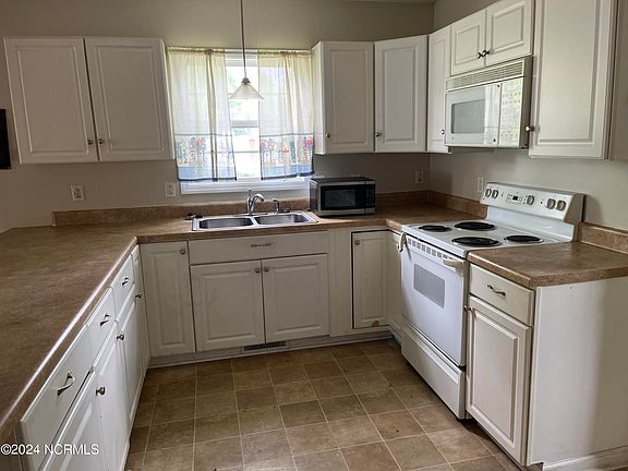 4th image of 2403 Myrtle Street