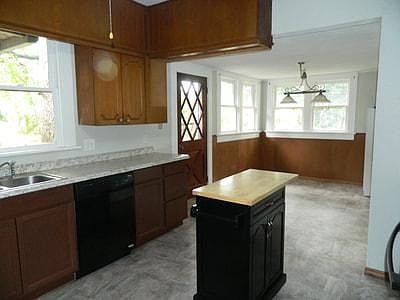 3rd image of 1083 W Jones St