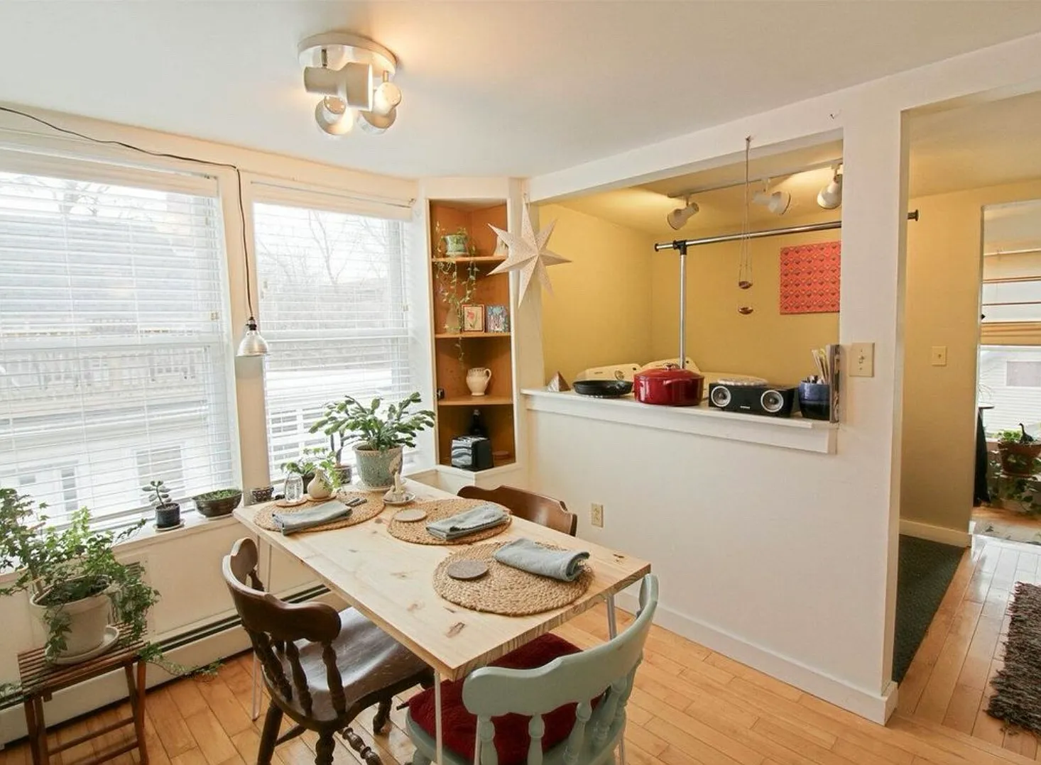 3 bed, 1.5 bath, 1200 sqft, $2,300 — Photo 2