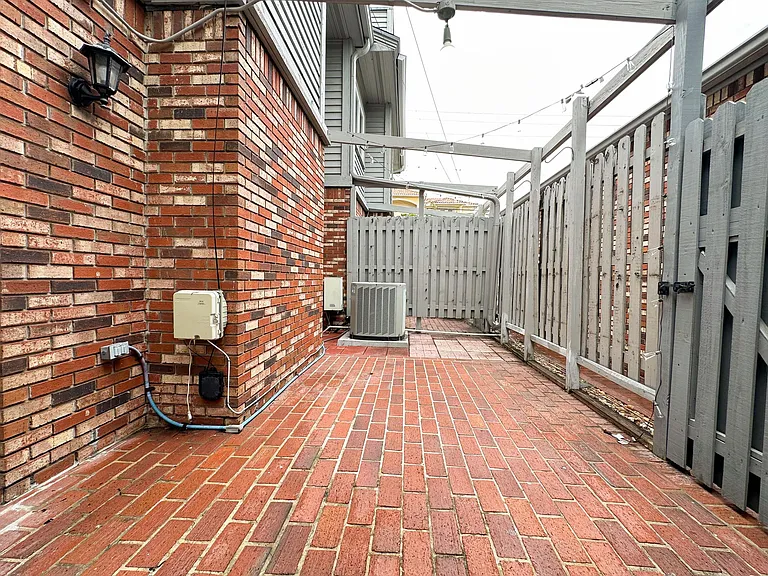 2530 W Maryland Ave #B — Photo 32