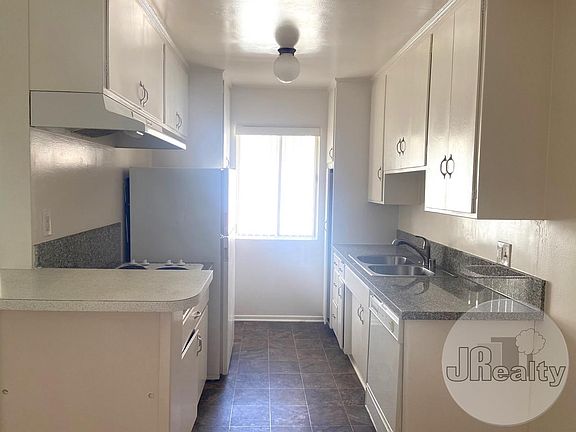 3rd image of 1933 Pelham Ave #6
