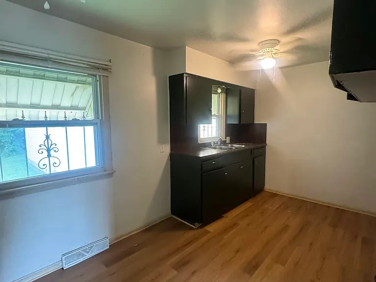 1152 Lansdowne Blvd — Photo 2