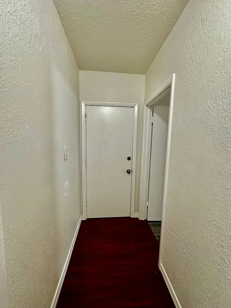HC - N Mills Ave - 110 B — Photo 2