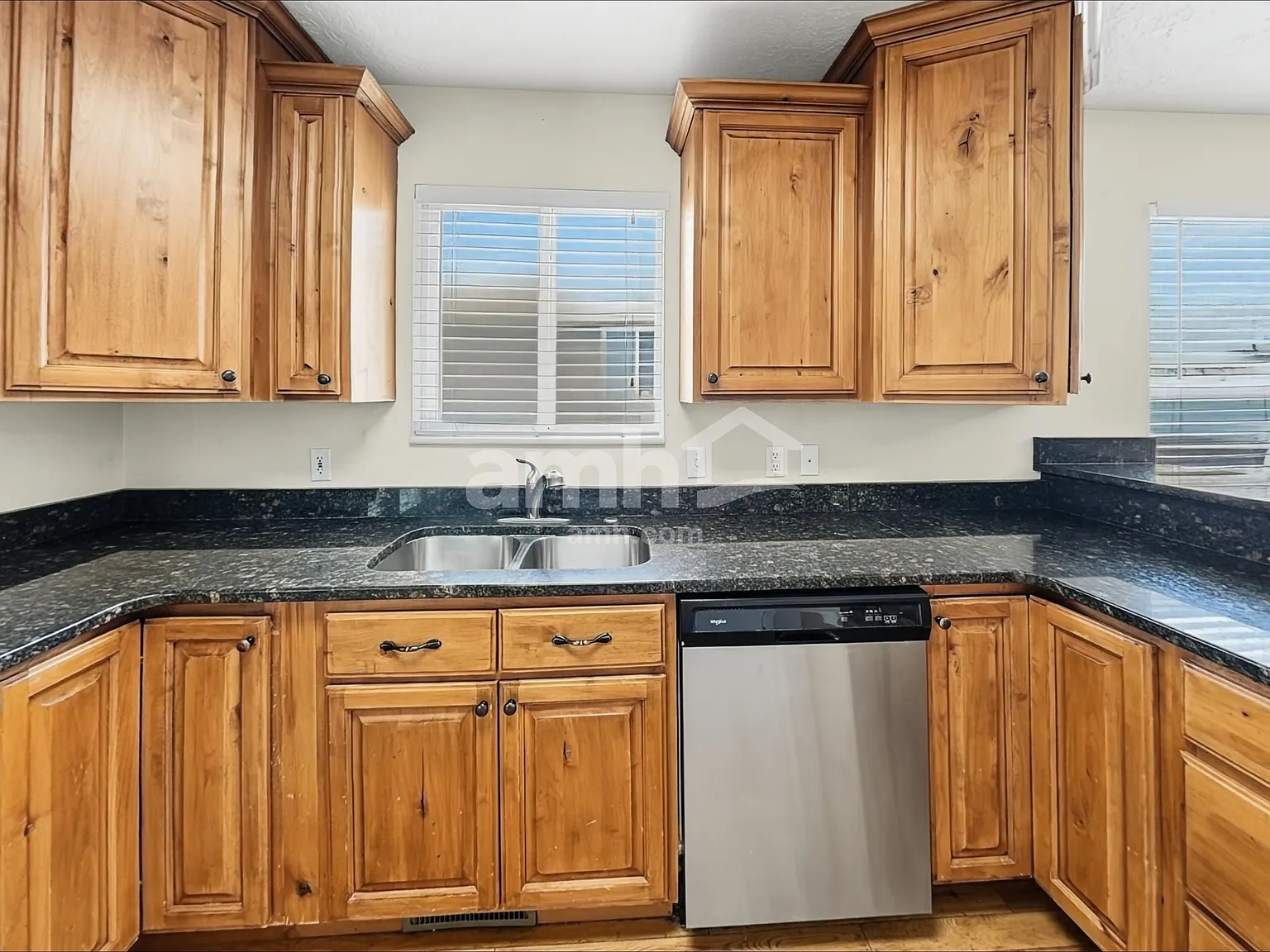 6 bed, 3.5 bath, 2590 sqft, $2,520 — Photo 3