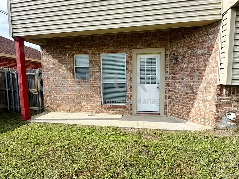 835 Rockett Ln — Photo 18
