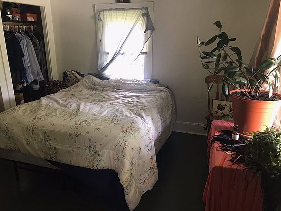 3rd image of 1001 N Woodburn Ave