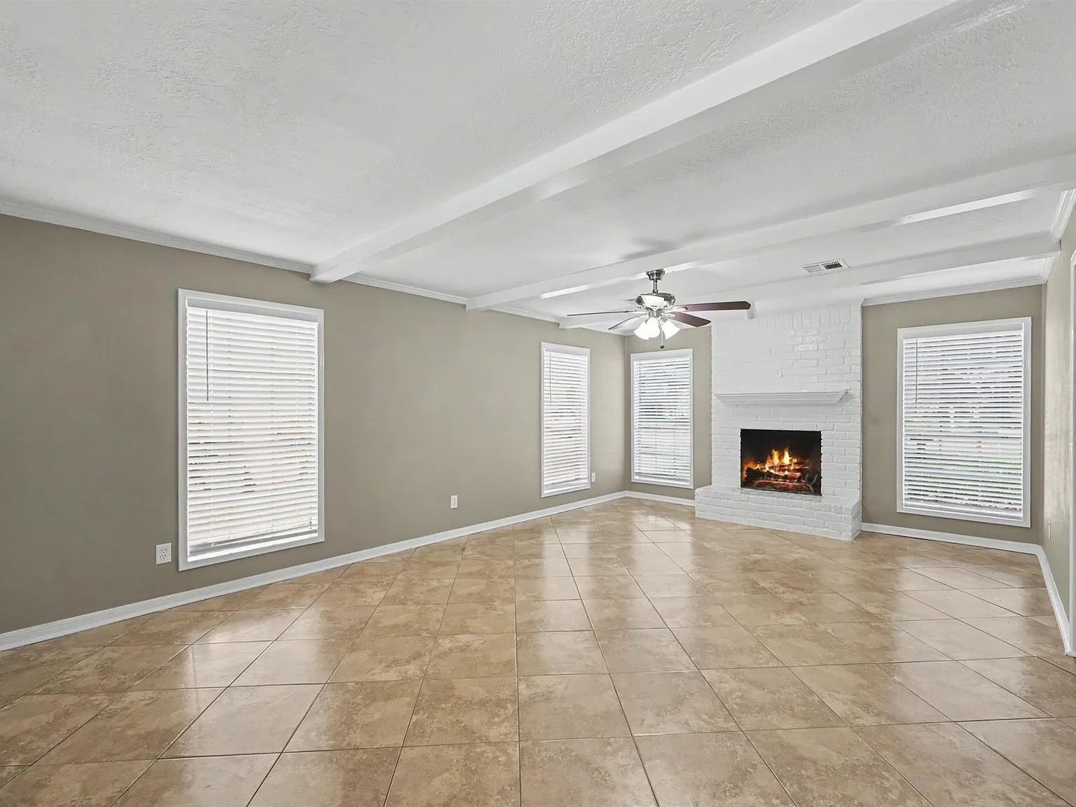 4 bed, 2.5 bath, 2544 sqft, $2,200 — Photo 4
