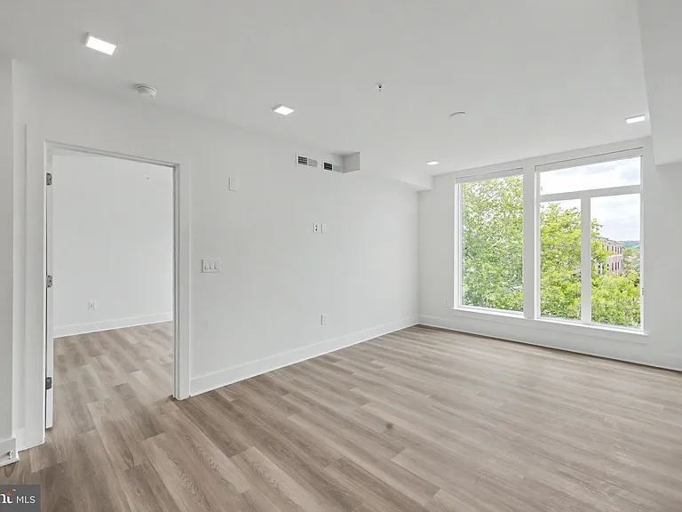 701 N Henry St #401 — Photo 30
