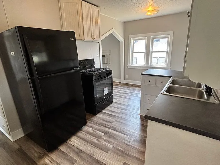 216 S Moore Ave — Photo 5