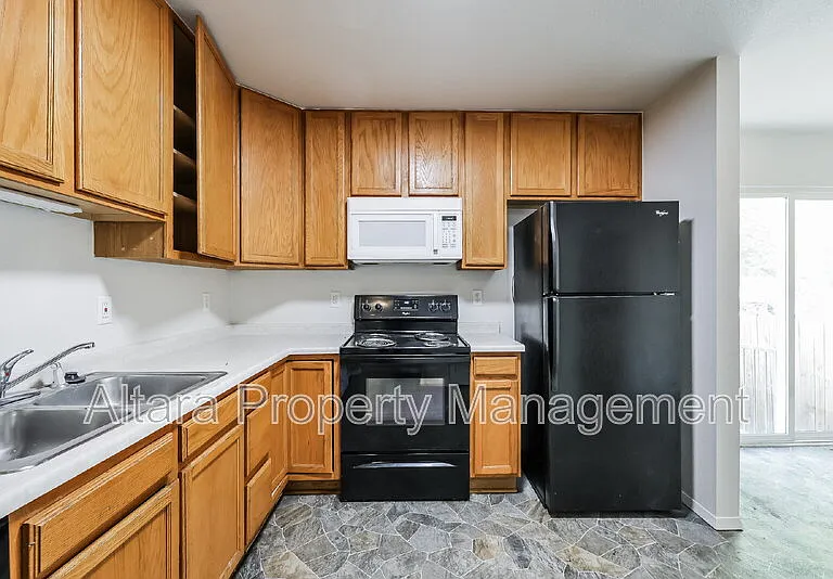 935 Terry St — Photo 3