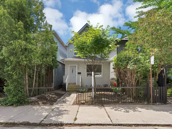 19 Minto St, Toronto, ON M4L 1B5